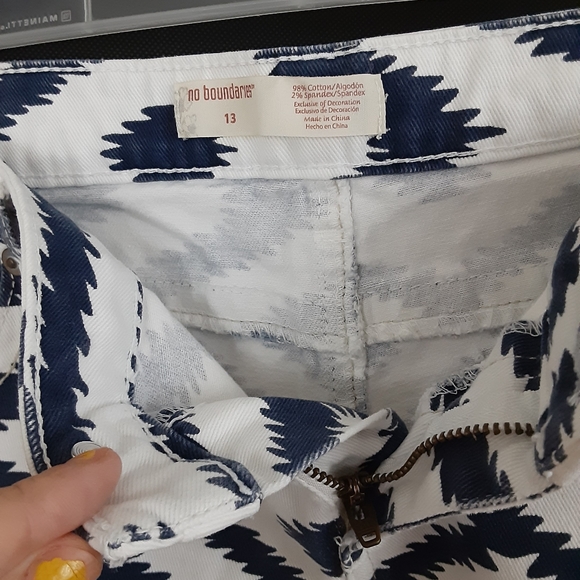 No Boundaries Blue and White Pattern Shorts Sz 13 - Picture 5 of 6